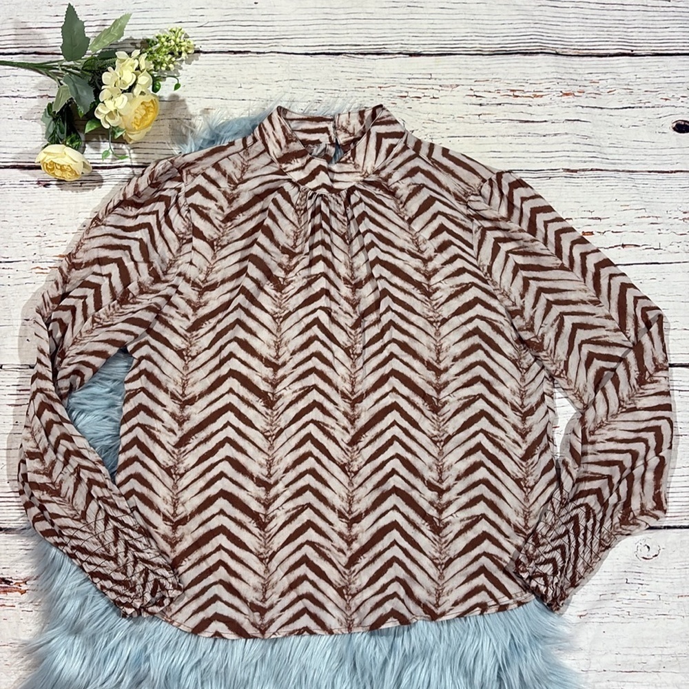 Bella Dahl Mock Neck Smocked Blouse in Golden Chevron Print - Picture 2 of 8
